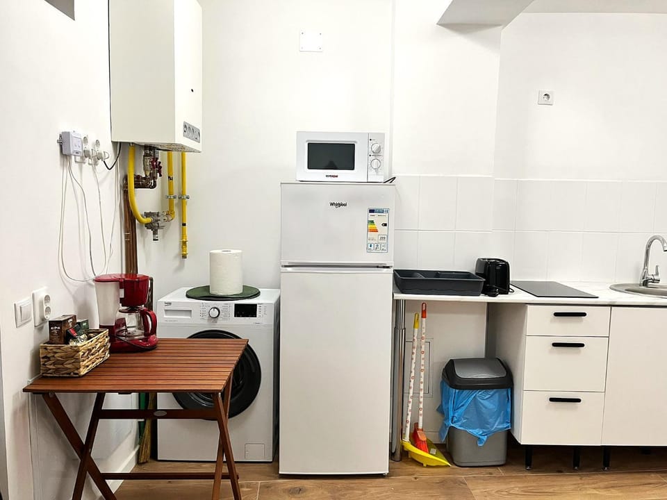 Coffee/tea facilities, Kitchen or kitchenette, Dining area, microwave, stove, toaster, washing machine