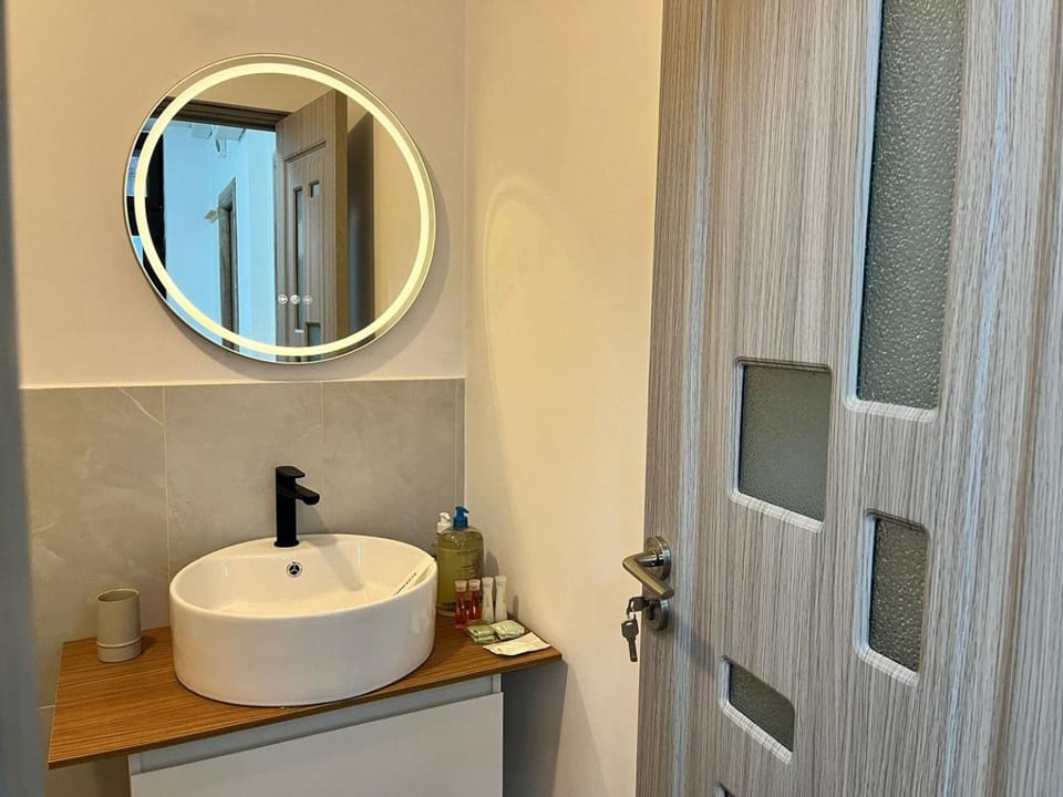 Shower, Toilet, Bathroom, heating, towels