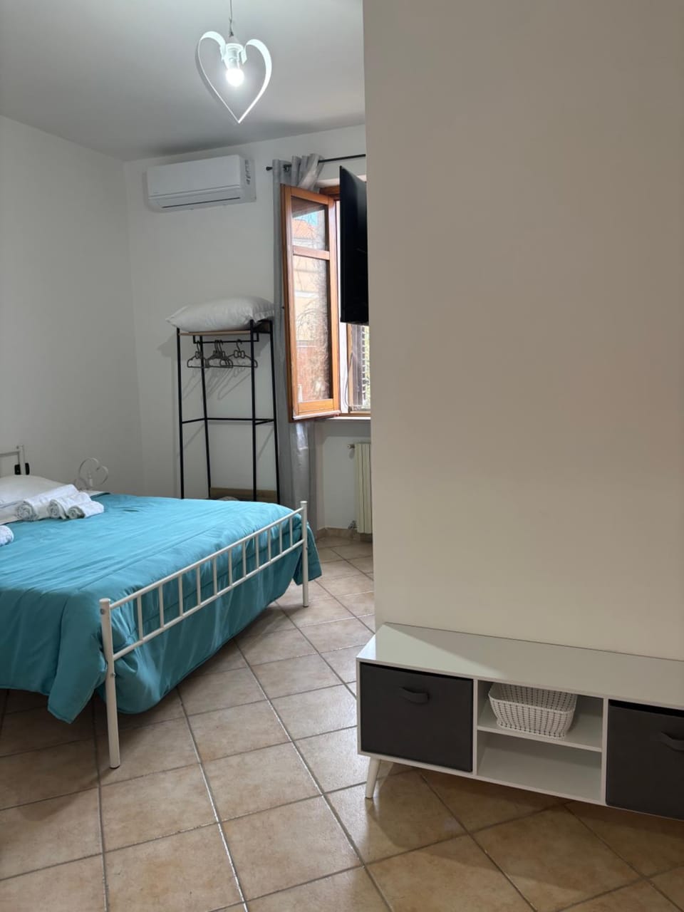 Photo of the whole room, Bedroom, air conditioner