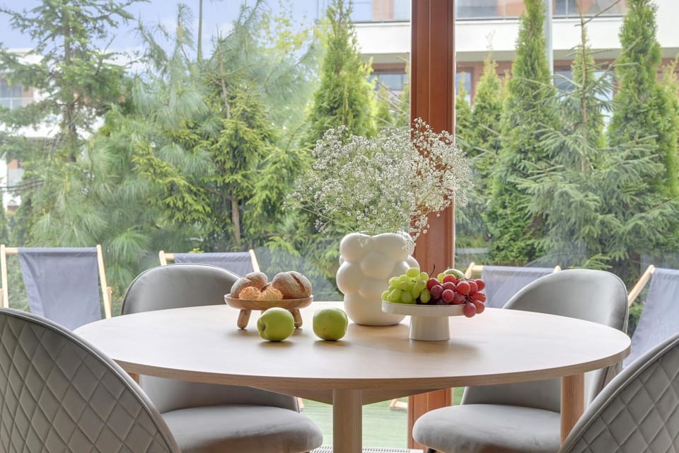 Day, Living room, Seating area, Dining area, Garden view