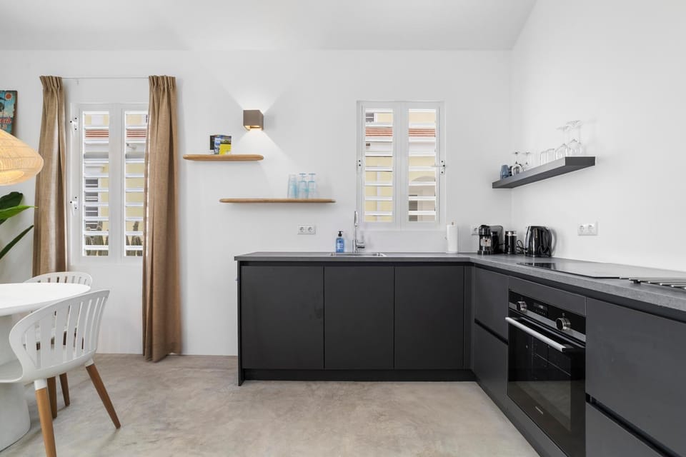 Coffee/tea facilities, Kitchen or kitchenette, dishwasher, oven