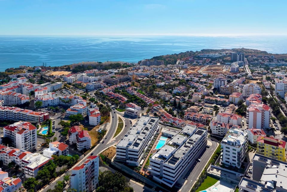 City view, Sea view, Location