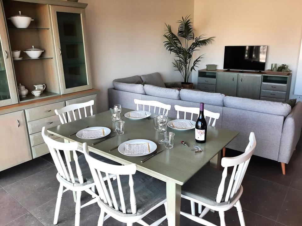 TV and multimedia, Living room, Seating area, Dining area