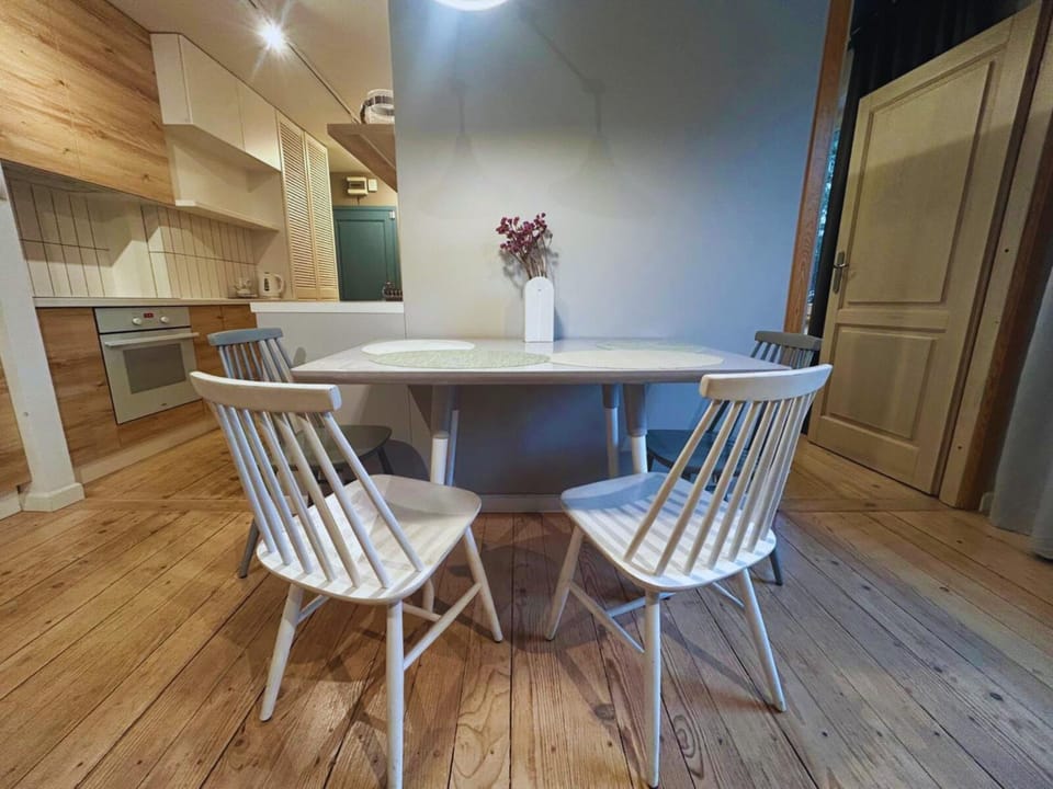 Kitchen or kitchenette, Living room, Seating area, Dining area