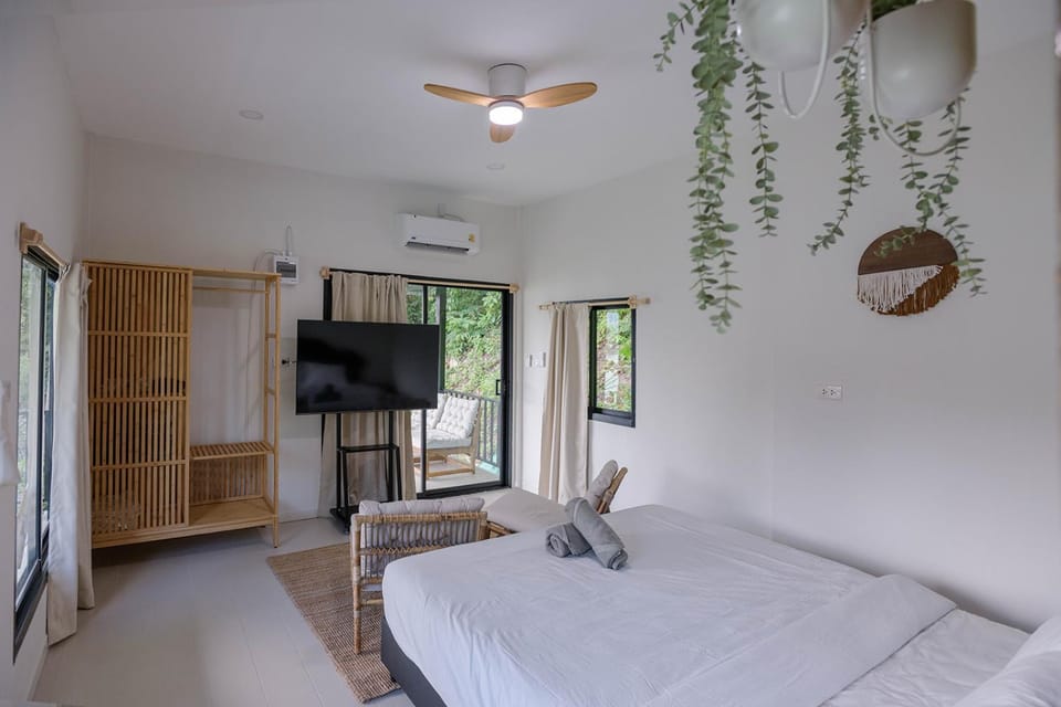 Bed, TV and multimedia, Photo of the whole room, Bedroom