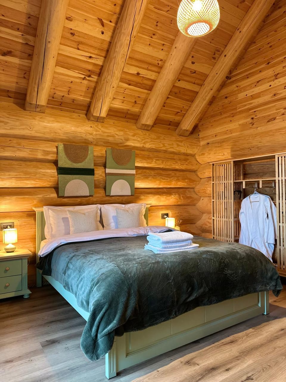 Bed, Photo of the whole room, Bedroom, towels