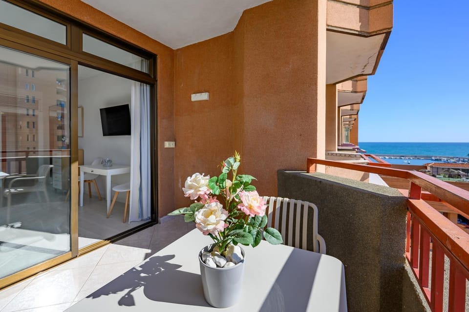 Day, Natural landscape, TV and multimedia, View (from property/room), Balcony/Terrace, Seating area, Dining area, Sea view