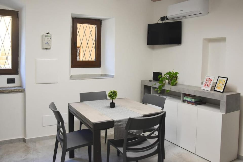 TV and multimedia, Kitchen or kitchenette, Dining area, air conditioner