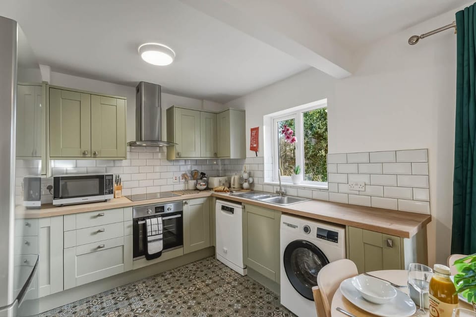 Coffee/tea facilities, Kitchen or kitchenette, dishwasher, oven, stove, toaster, washing machine