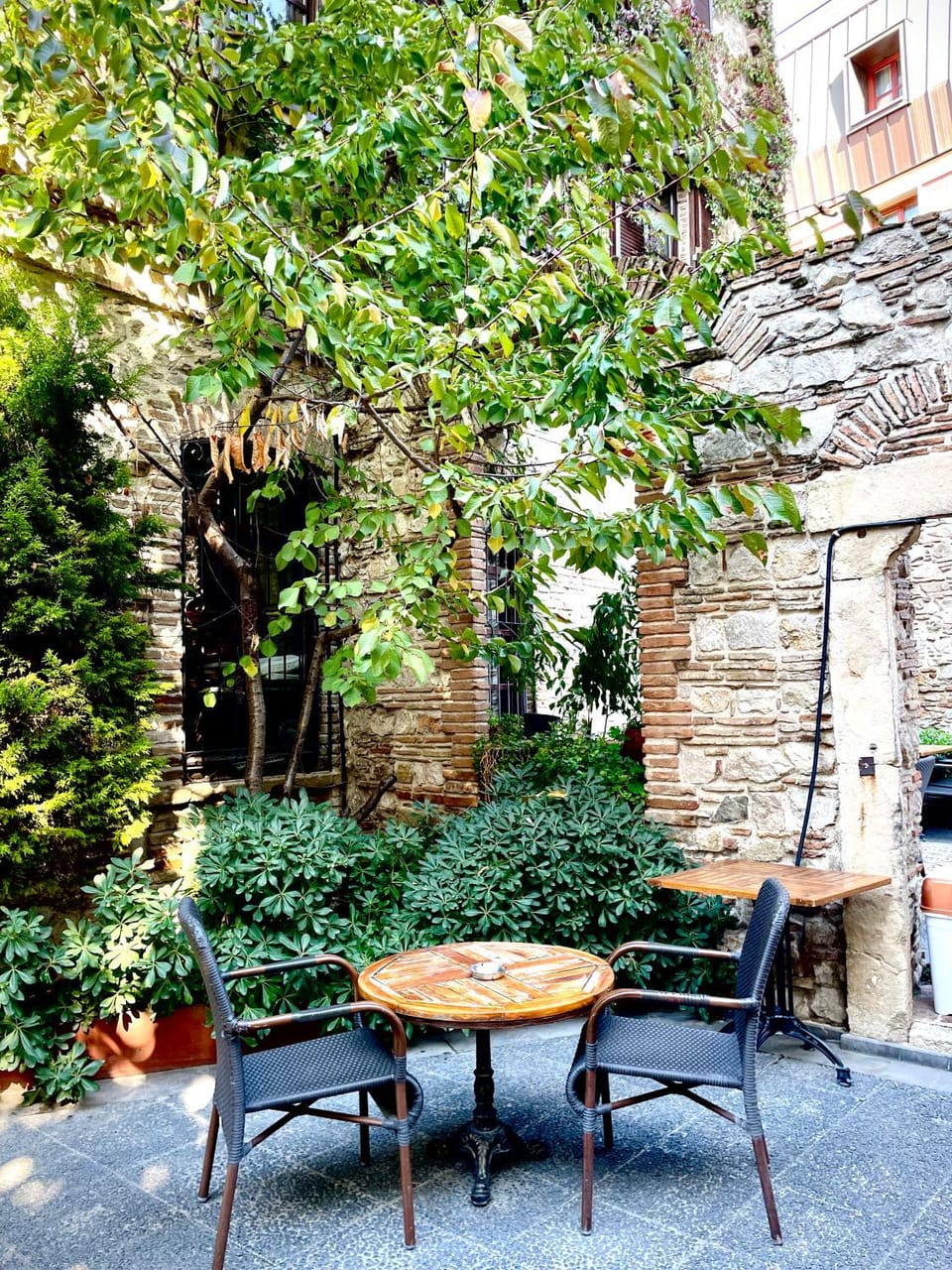 Garden, Seating area, Dining area, Garden view
