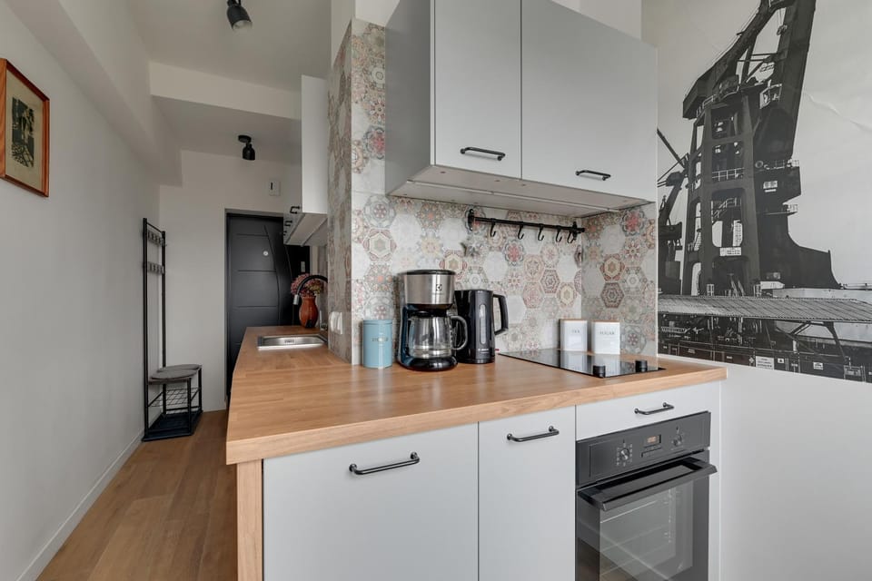 Coffee/tea facilities, Kitchen or kitchenette, stove