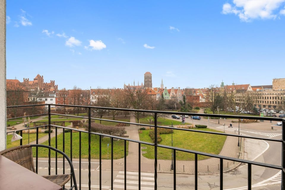 Property building, Day, View (from property/room), Balcony/Terrace, City view, Location