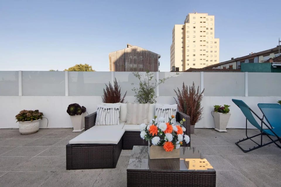 Property building, Balcony/Terrace, Living room