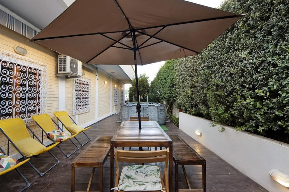 Property building, Balcony/Terrace, Living room