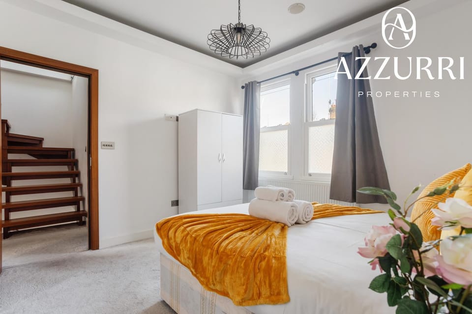 Bed, Photo of the whole room, Bedroom, Text overlay, towels