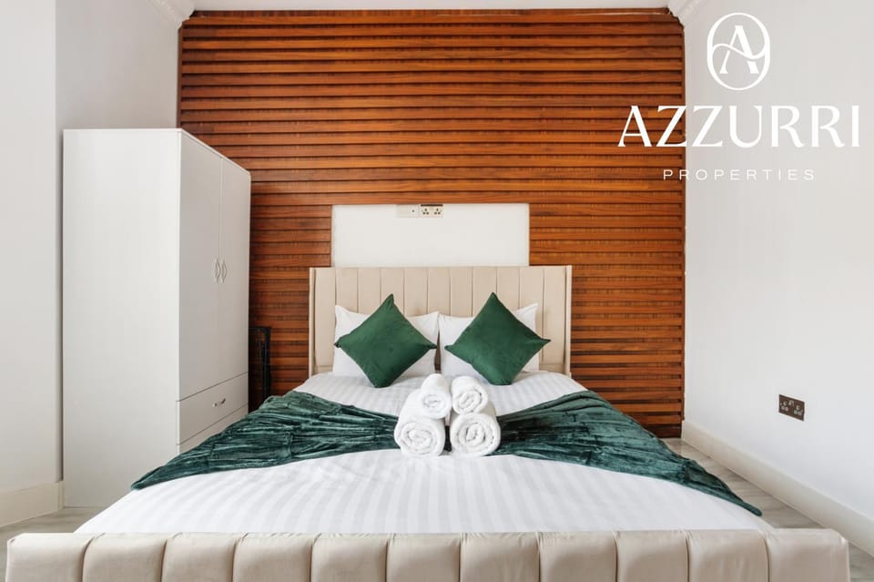 Bed, Photo of the whole room, Bedroom, Text overlay, towels