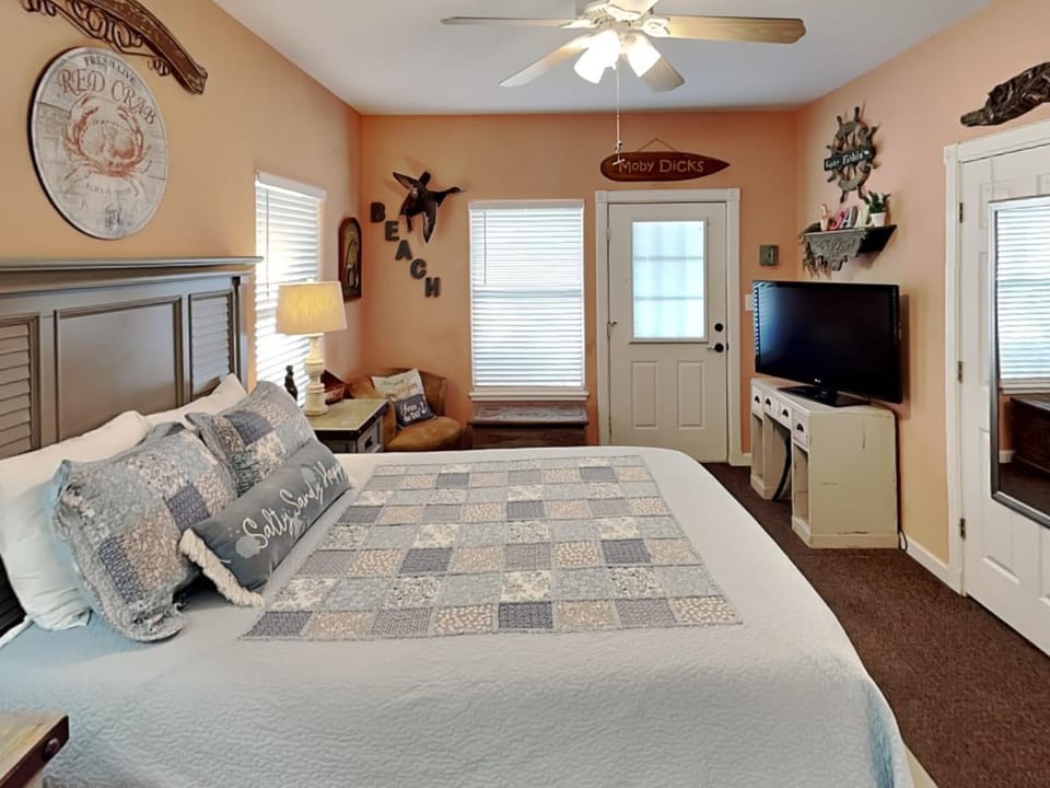 Bed, Day, TV and multimedia, Bedroom, furniture