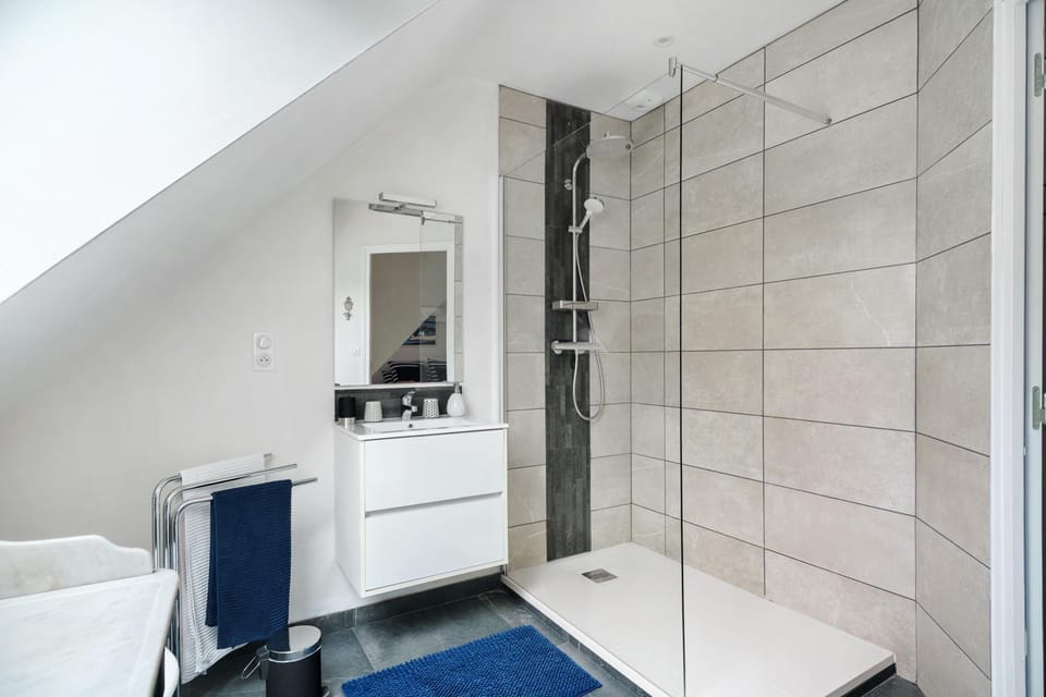 Bathroom, Living room