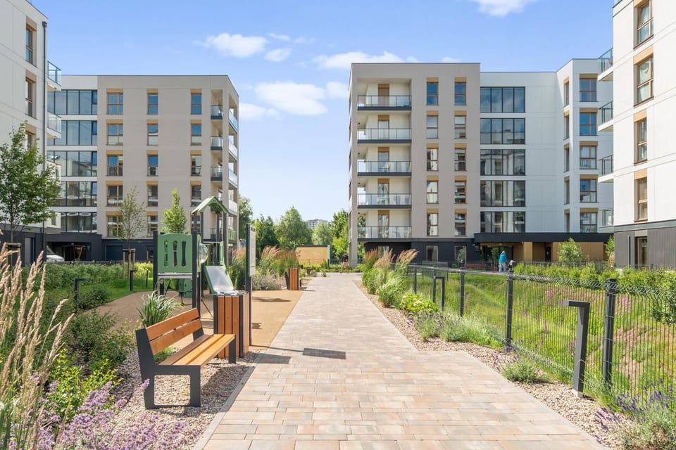 Property building, Spring, Day, Neighbourhood, Garden, Evening entertainment, Location