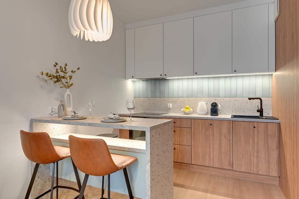 Coffee/tea facilities, Kitchen or kitchenette, Dining area, stove