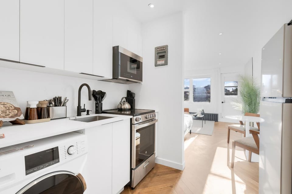 Coffee/tea facilities, Kitchen or kitchenette, microwave, oven, stove, toaster, washing machine, dryer