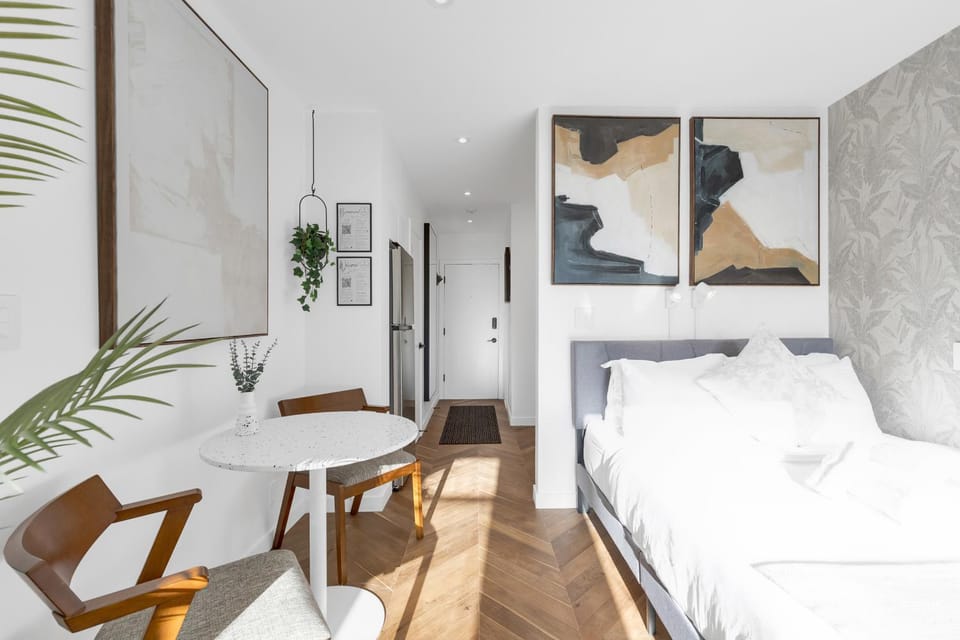Bed, Dining area