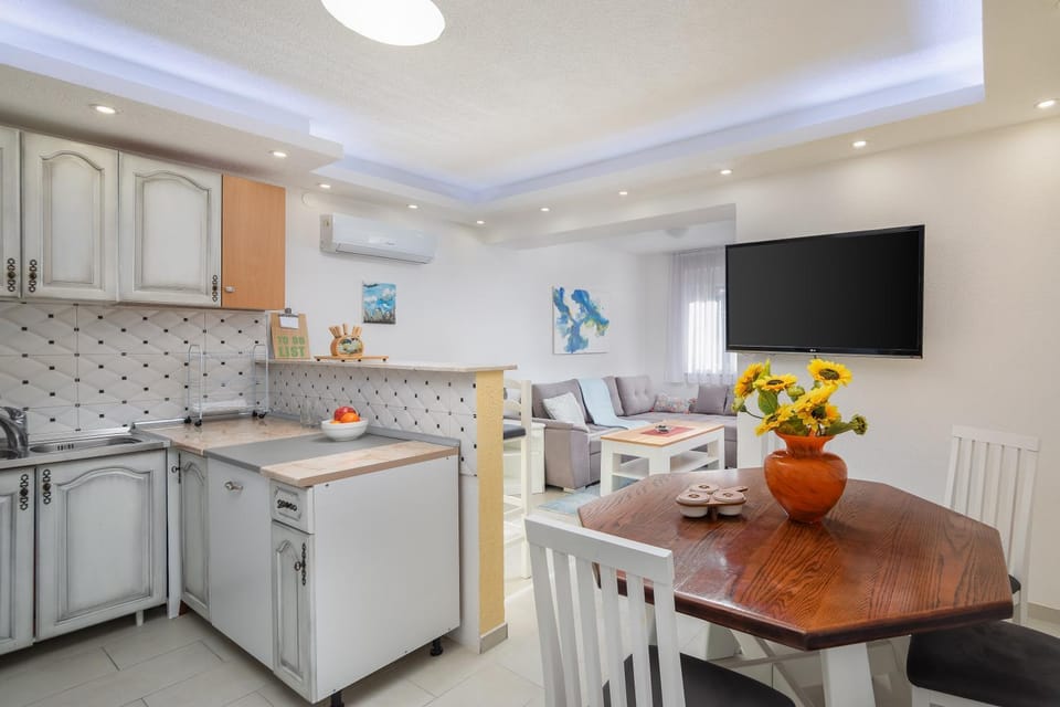 Knez Apartments with terrace Apartment in Makarska