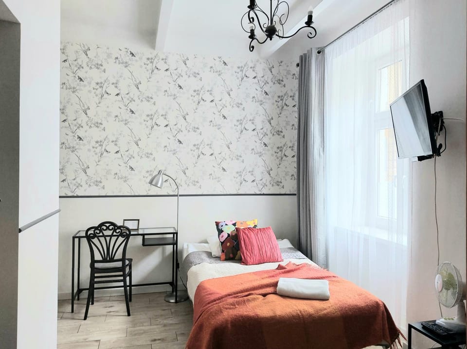 Bed, TV and multimedia, Photo of the whole room