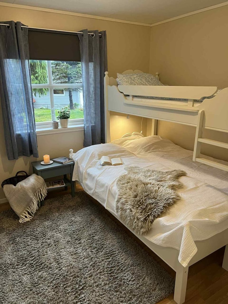 Bed, Photo of the whole room, Bedroom, bunk bed, towels