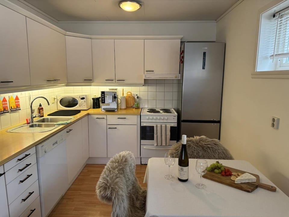 Coffee/tea facilities, Kitchen or kitchenette, Dining area, Food, oven, stove