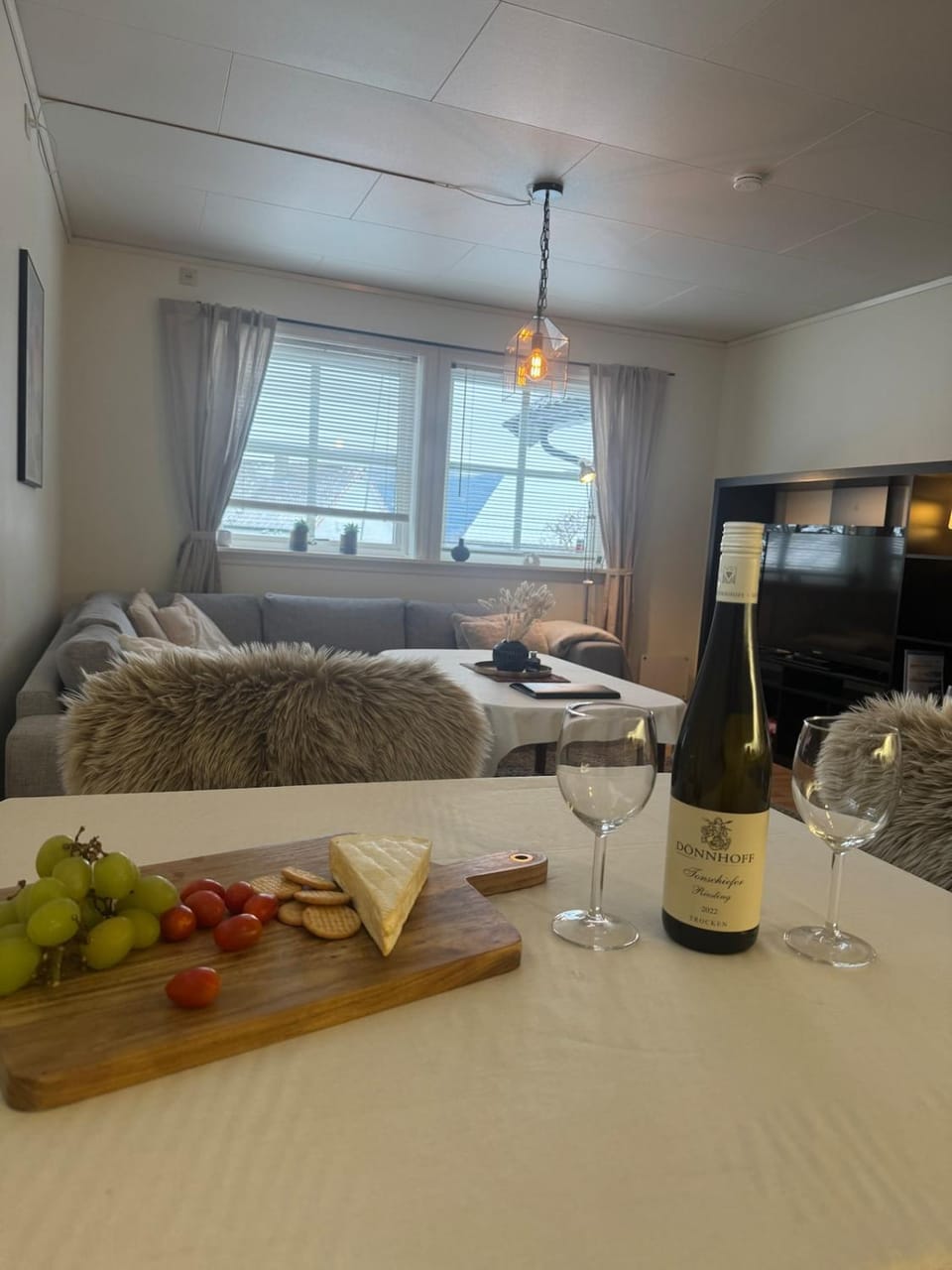 TV and multimedia, Living room, Food and drinks, Dining area, Food, Drinks, Alcoholic drinks