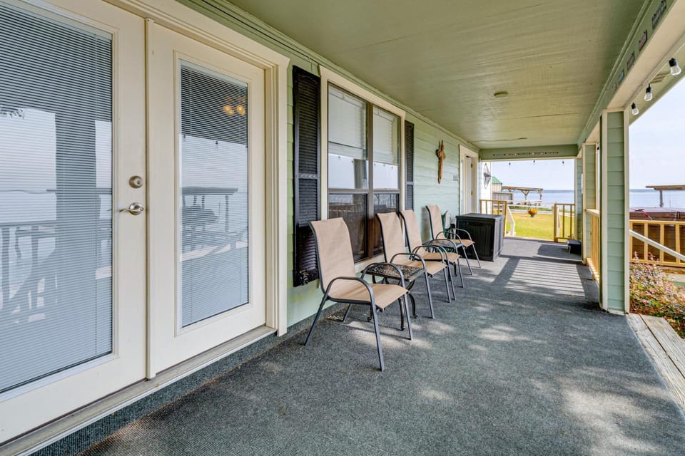Lake Livingston w/ Hot Tub & Private Pier House in Lake Livingston