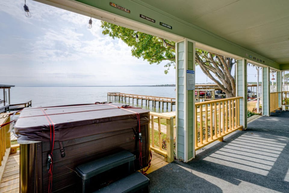 Lake Livingston w/ Hot Tub & Private Pier House in Lake Livingston