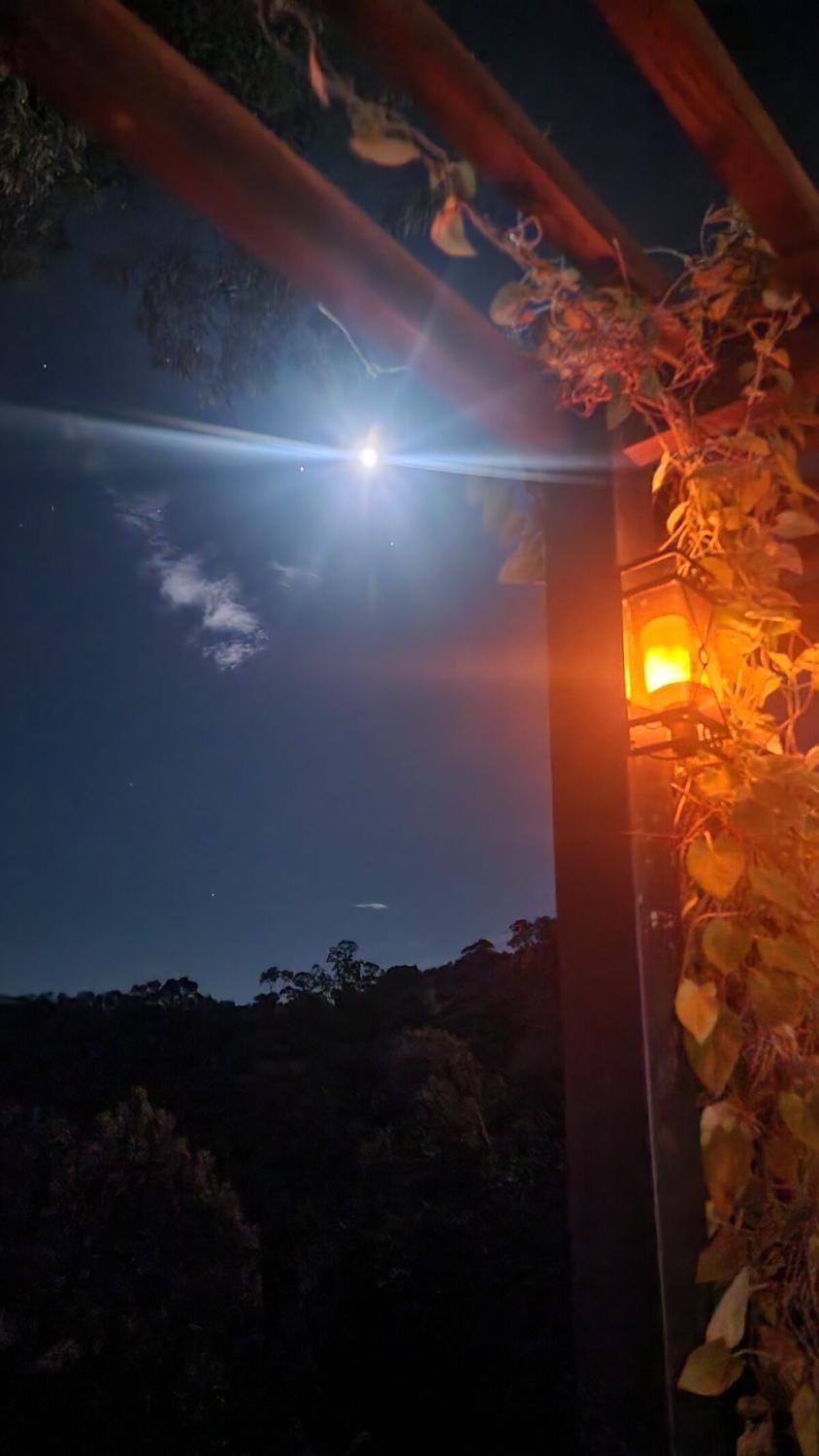 Linda Cabana com Vista Incrível nas Montanhas com Trilha, Cachoeira e Alexa Chalet in State of Paraná