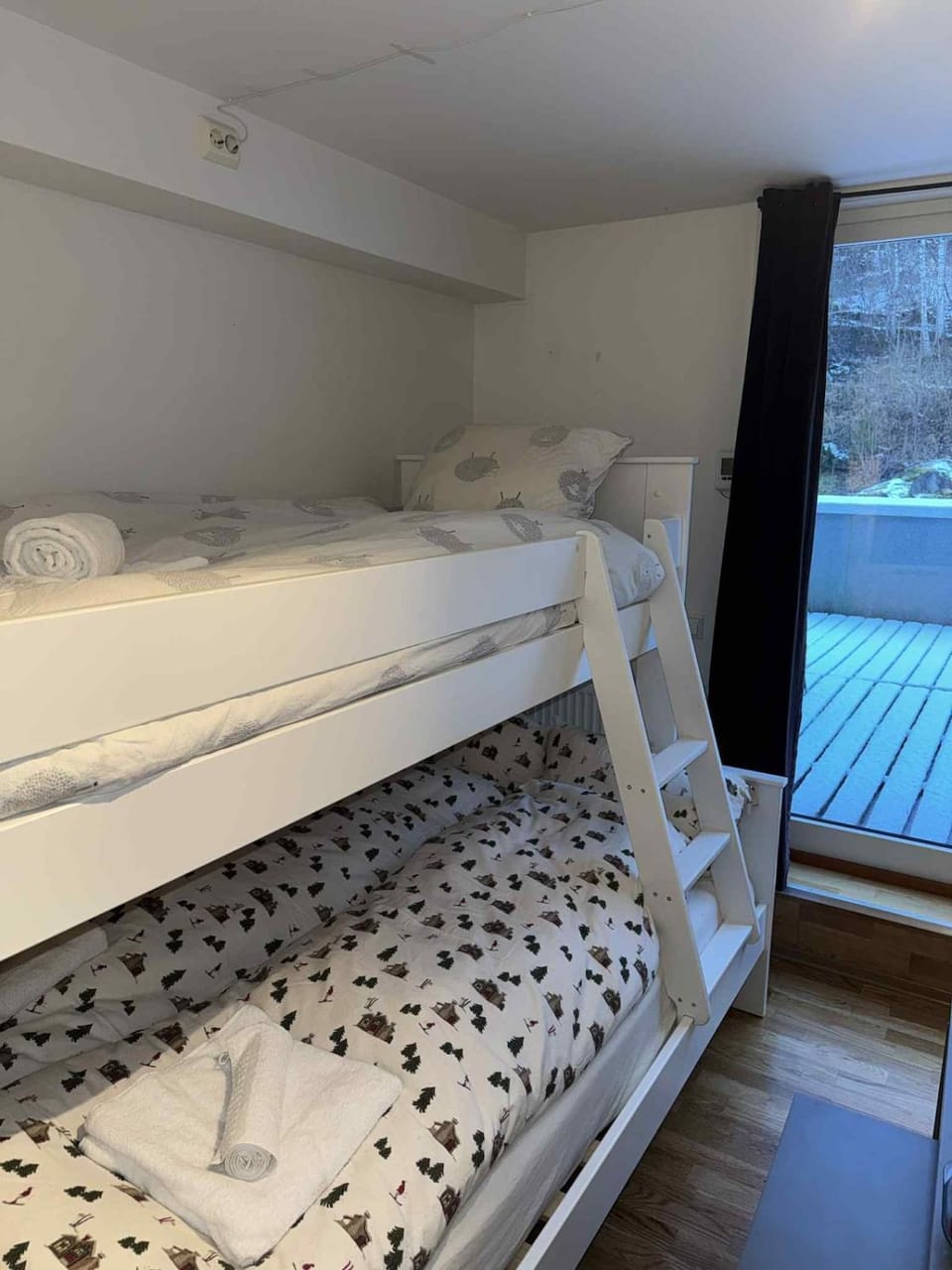 Bed, Photo of the whole room, Bedroom, bunk bed, towels
