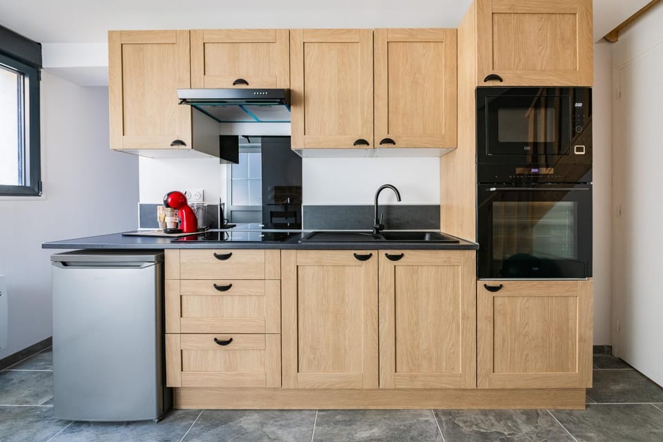 Coffee/tea facilities, Kitchen or kitchenette, stove