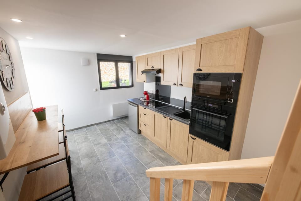 Kitchen or kitchenette, Dining area, oven, stove