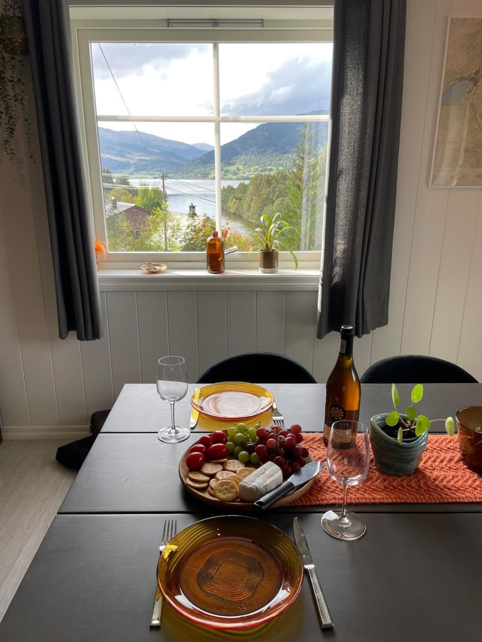 Natural landscape, Food and drinks, Dining area, Food, Mountain view, Lunch, Dinner, Drinks