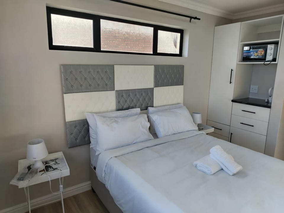 Bed, Kitchen or kitchenette, Bedroom, towels