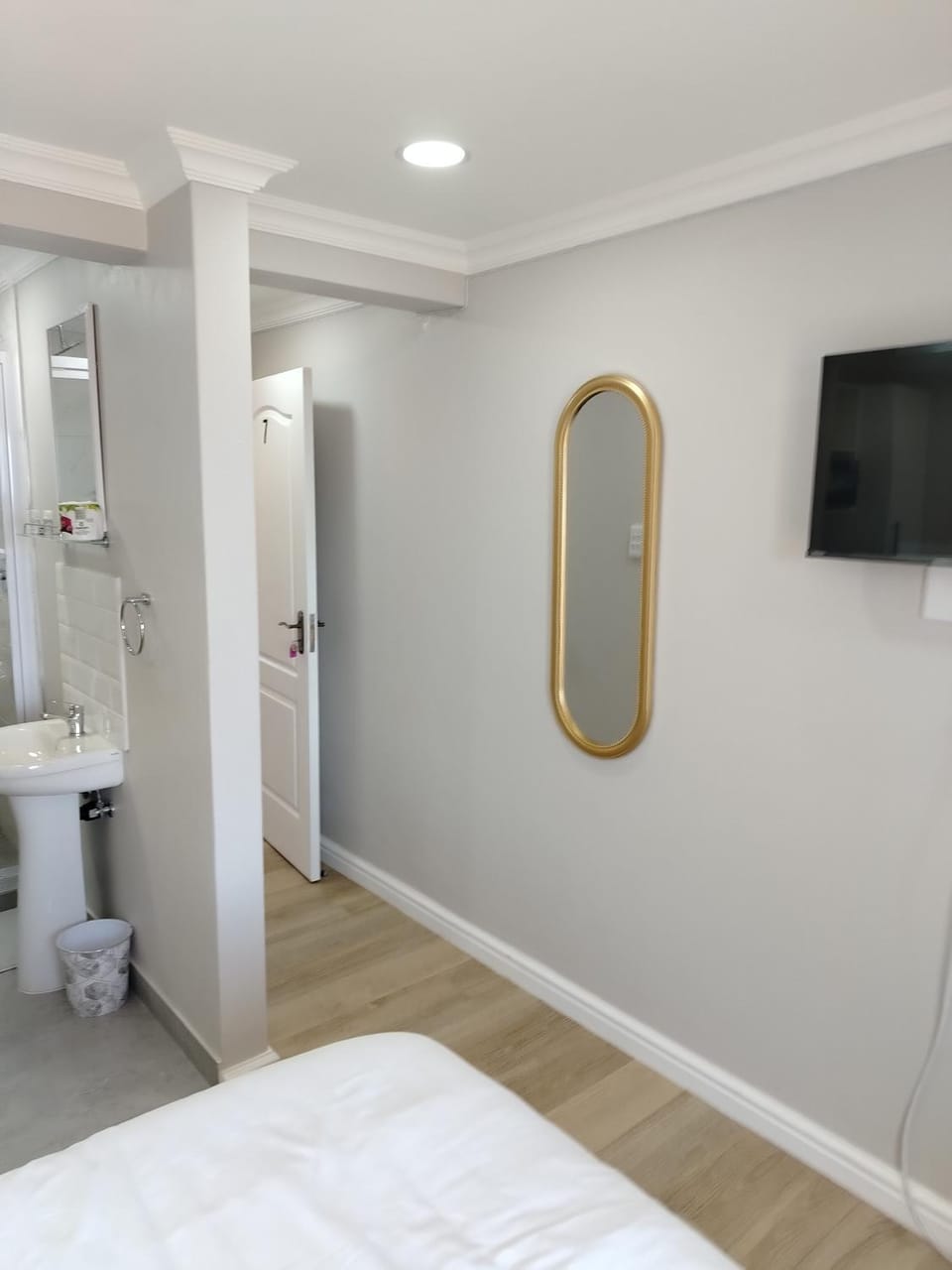 Shower, Bed, TV and multimedia, Bedroom