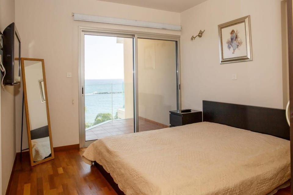 Bed, Natural landscape, TV and multimedia, Photo of the whole room, Bedroom