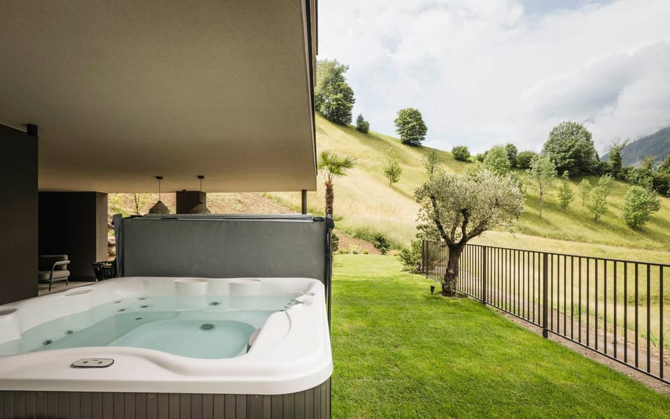 Hot Tub, Garden view, Mountain view