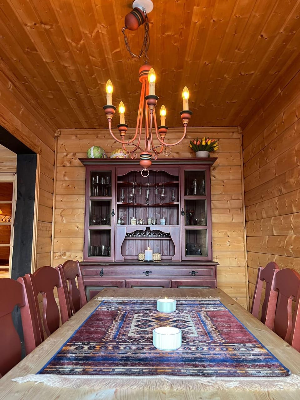 Living room, Food and drinks, Seating area, Drinks