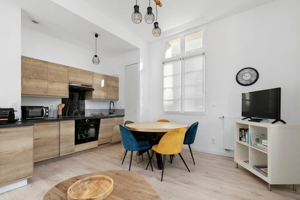 Property building, Kitchen or kitchenette, Living room