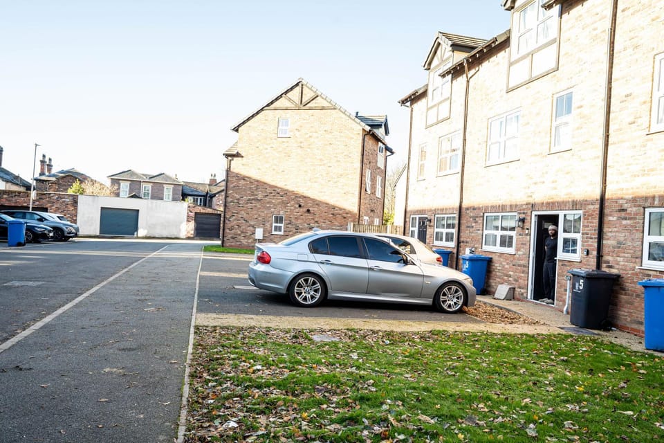 Property building, Neighbourhood, Street view, Location, Parking