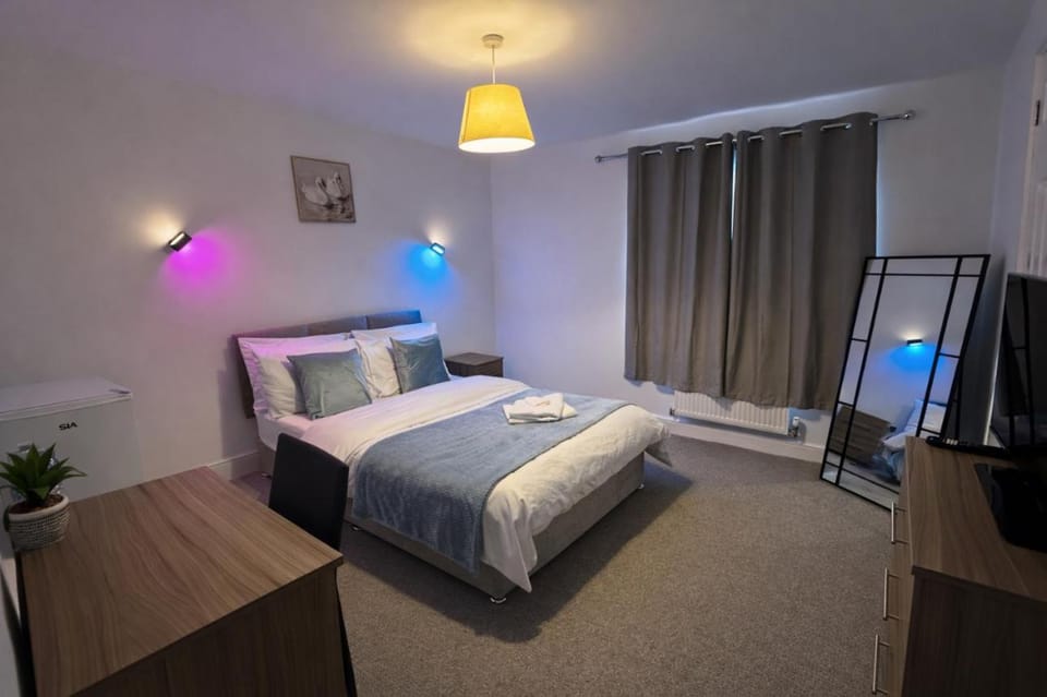 Queens Court Ensuite Studio Apartment in Newcastle-under-Lyme
