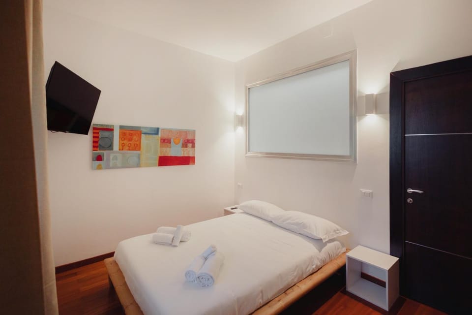 Bed, TV and multimedia, Photo of the whole room, Bedroom, towels
