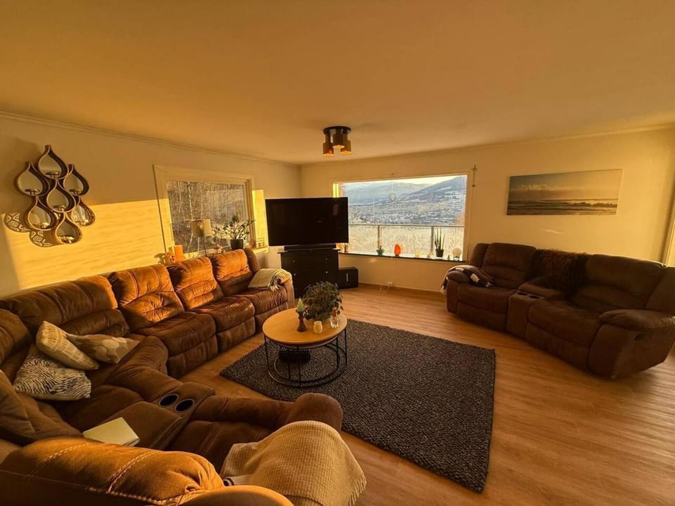 Communal lounge/ TV room, TV and multimedia, Living room, Evening entertainment, Mountain view