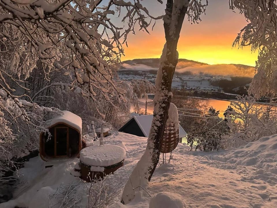 Nearby landmark, Day, Natural landscape, Winter, Hot Tub, Sauna, Lake view, Mountain view, River view, Sunrise, Sunset