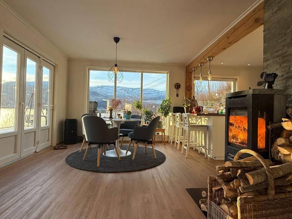 Living room, Seating area, Dining area, Mountain view